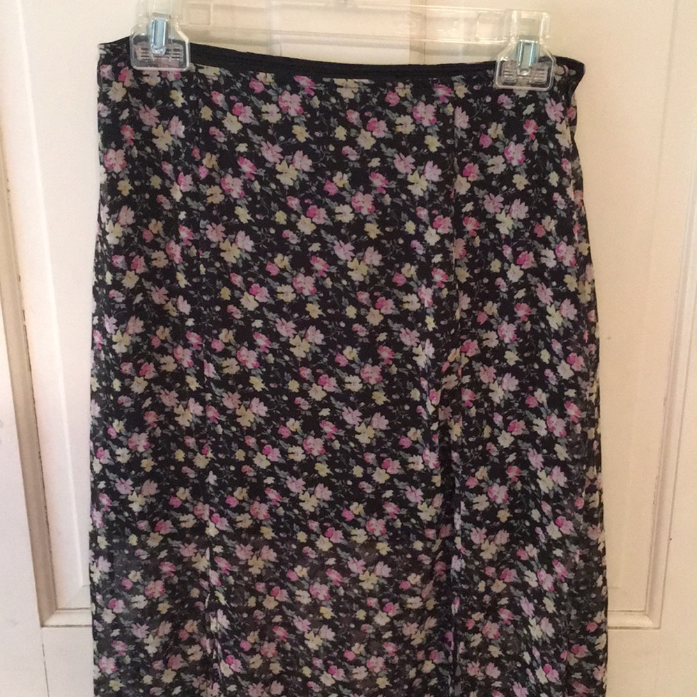 Gorgeous Nollie floral skirt with bottom slit